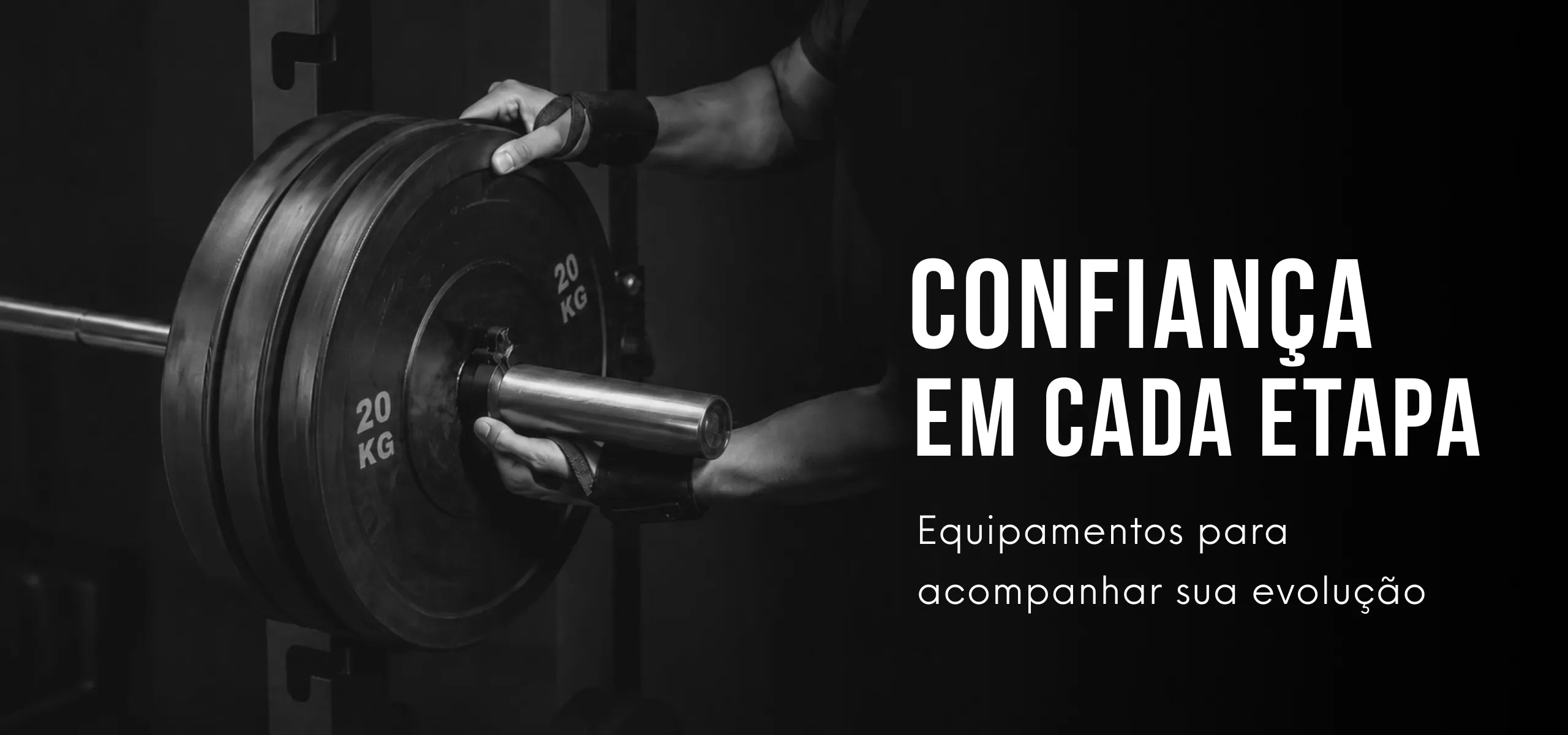 Atleta preparando uma barra com anilhas antes do treino, representando confiança do preparo à última repetição