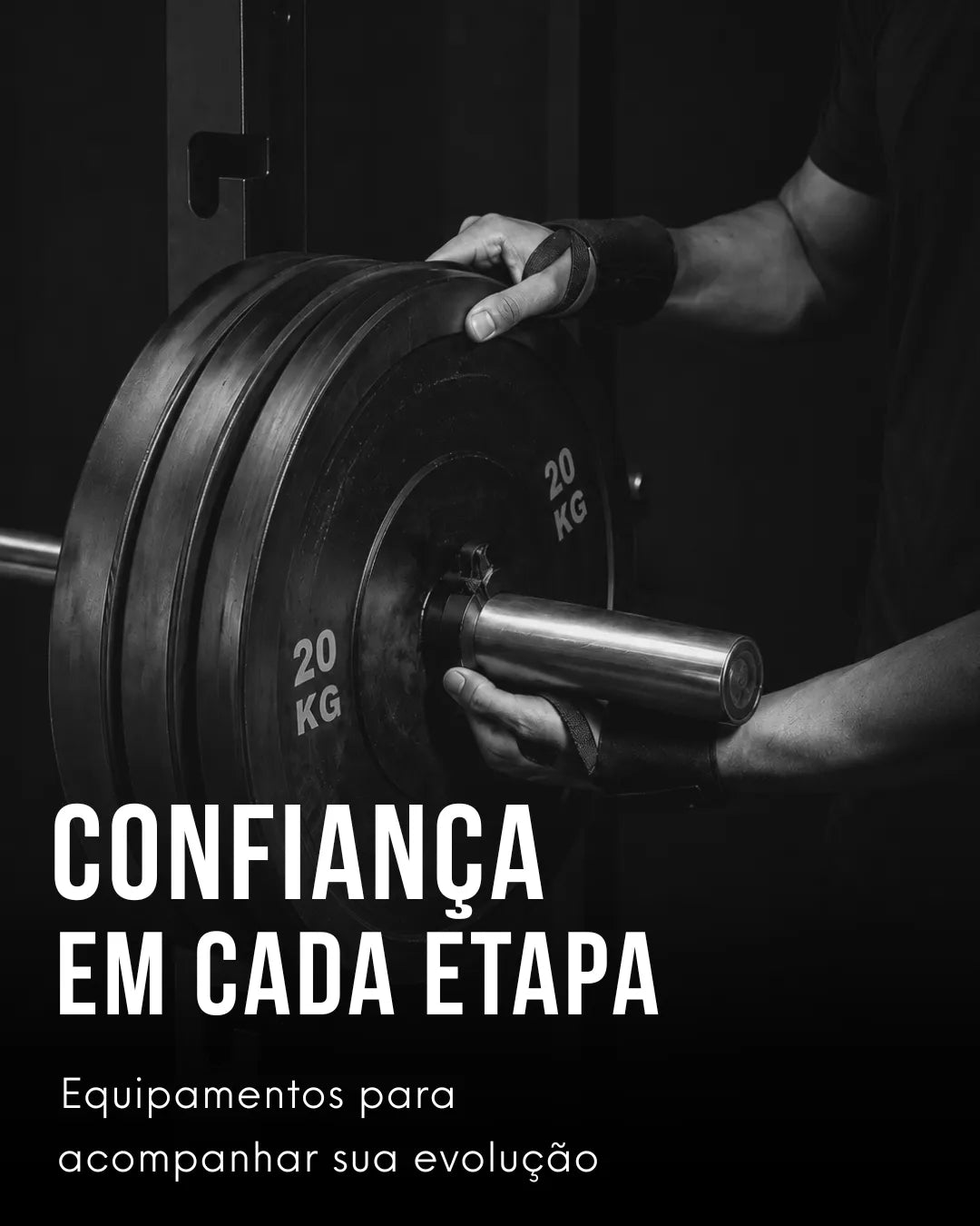 Atleta preparando uma barra com anilhas antes do treino, representando confiança do preparo à última repetição
