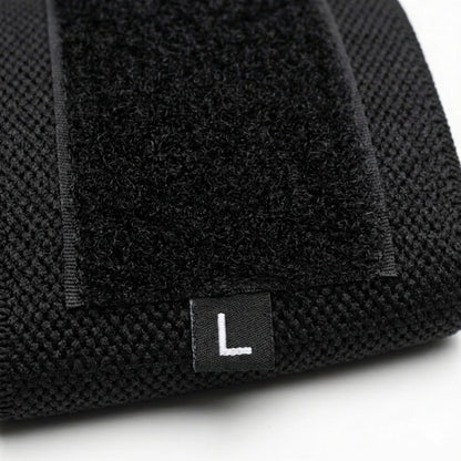 Detalhe do fecho em velcro e da etiqueta L da faixa de pulso