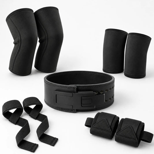 Kit Total Essencial completo com cinturão para agachamento, joelheiras, cotoveleiras, faixas de pulso e strap em um fundo branco