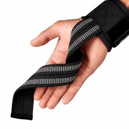 Detalhe da faixa antiderrapante da munhequeira com strap apoiada sobre a mão