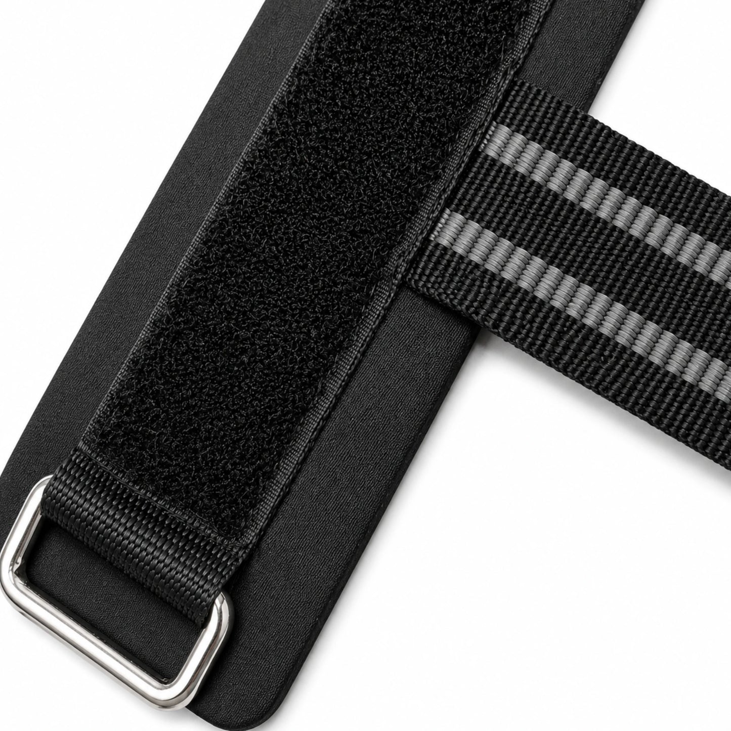 Detalhe do fecho aderente e da fivela metálica da munhequeira com strap