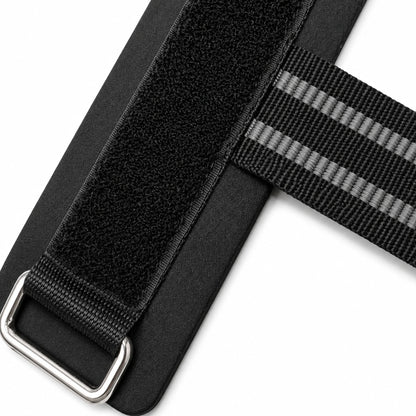 Detalhe do fecho aderente e da fivela metálica da munhequeira com strap