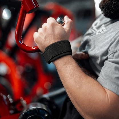 Strap preto para academia ajustado no punho durante exercício em máquina de puxada