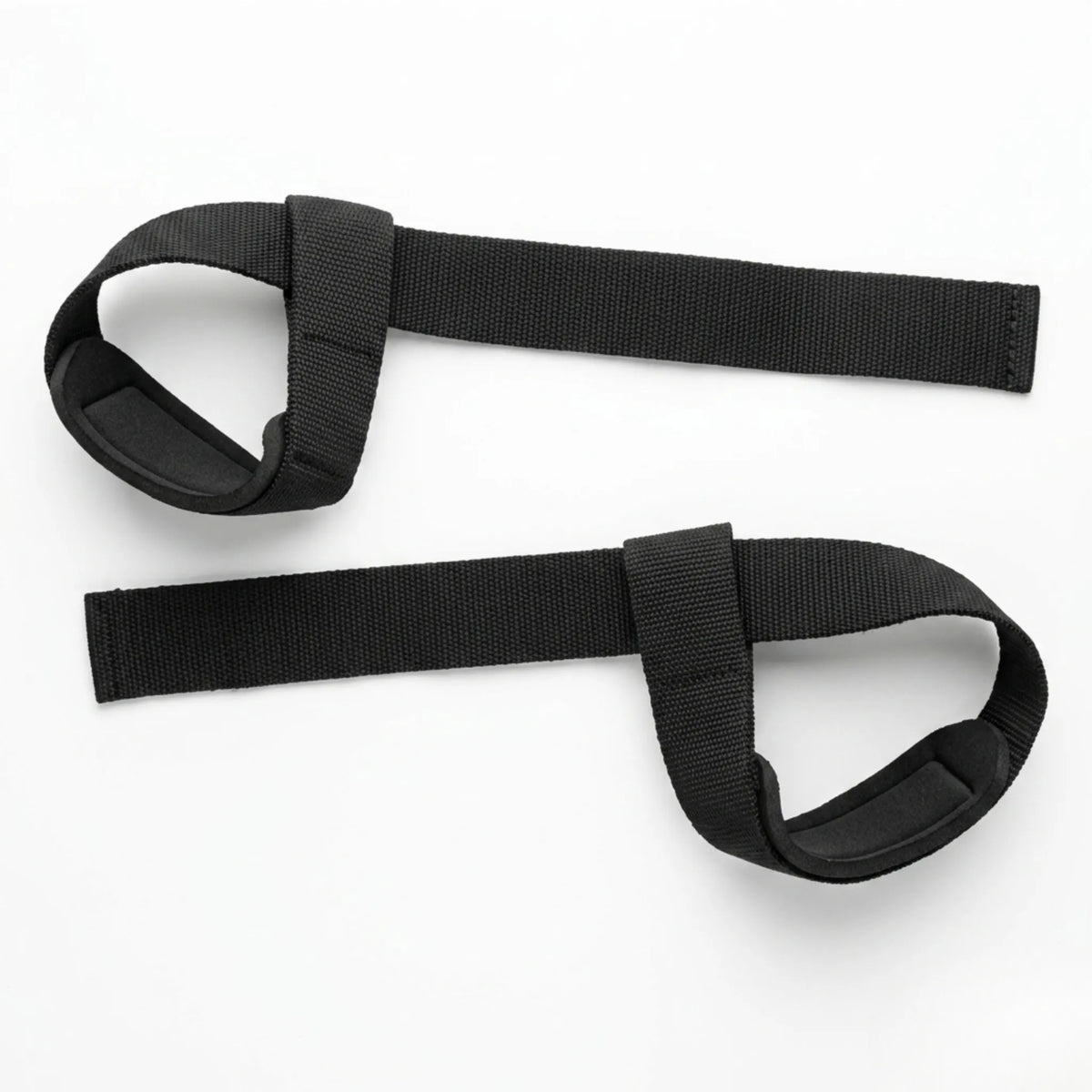 Par de straps para academia na cor preta, posicionados em diagonal, mostrando a alça longa e o apoio acolchoado para o punho.