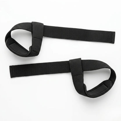 Par de straps para academia na cor preta, posicionados em diagonal, mostrando a alça longa e o apoio acolchoado para o punho.