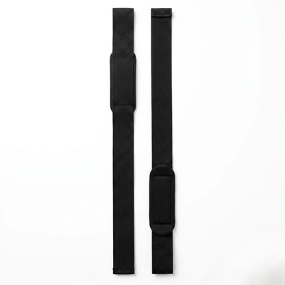 Par de straps para academia na cor preta, em vista frontal vertical, com alça longa e apoio acolchoado para o punho.